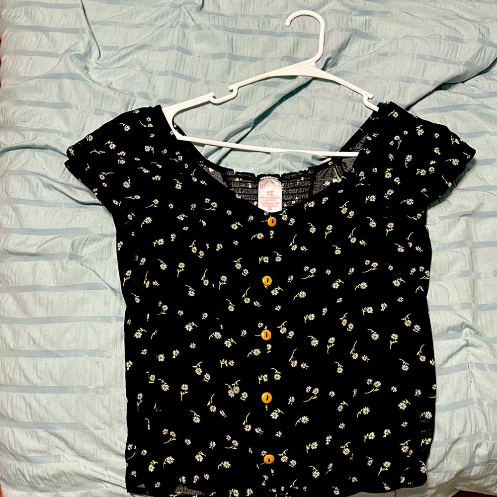 Cropped black shirt with flowers